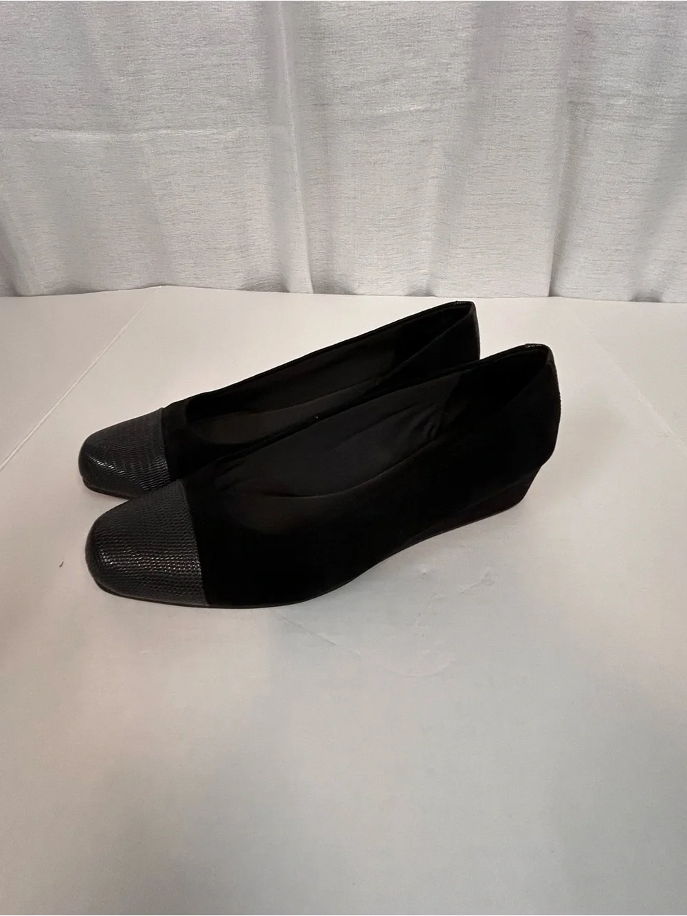 Easy Spirit Black Textured Cap-Toe Comfort Leather